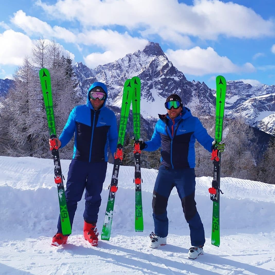 Trenerzy Ski Racing Days z nartami na stoku