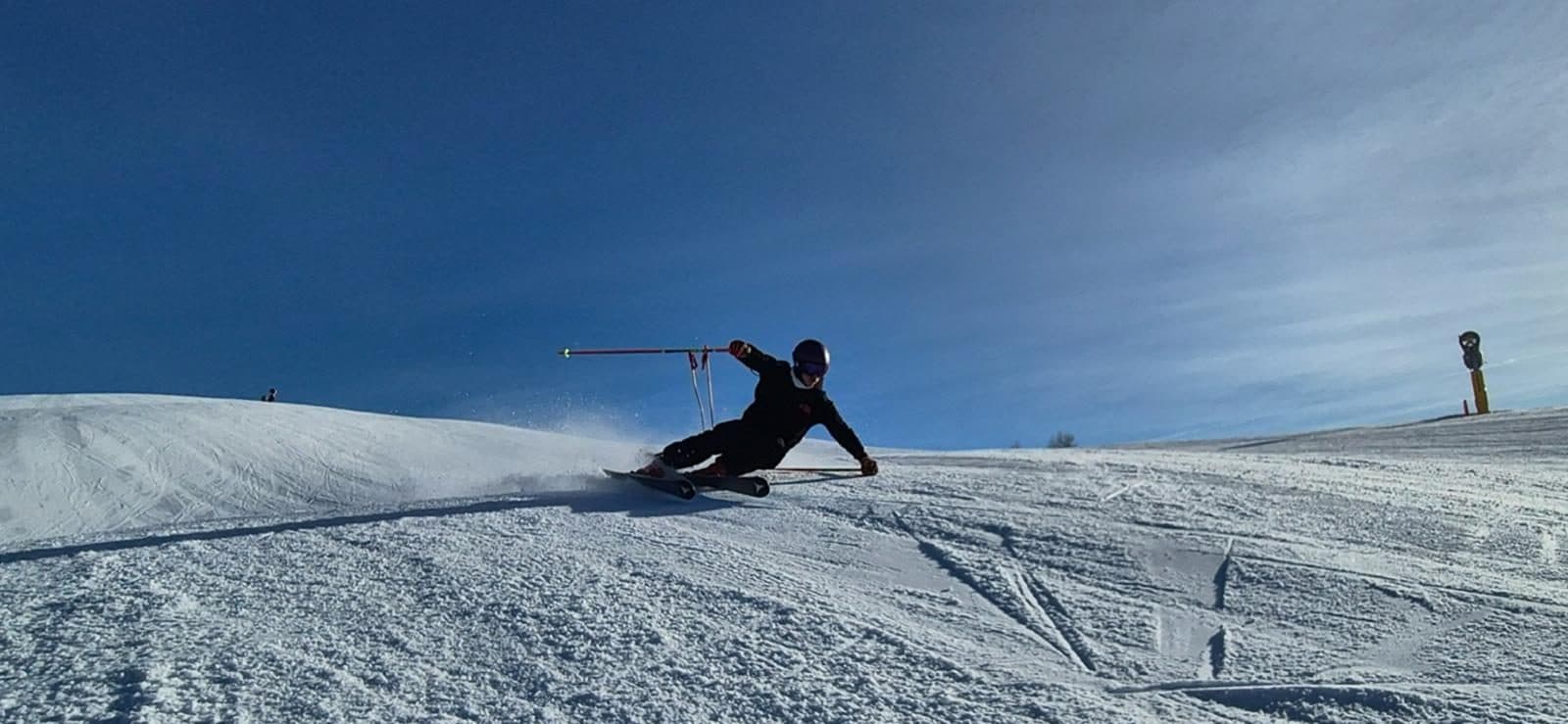Narciarz Ski Racing Days w skręcie na przygotowanej trasie